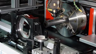 Optionale Rohrbearbeitungseinheit für die Lasermaschine AMADA FO-NT